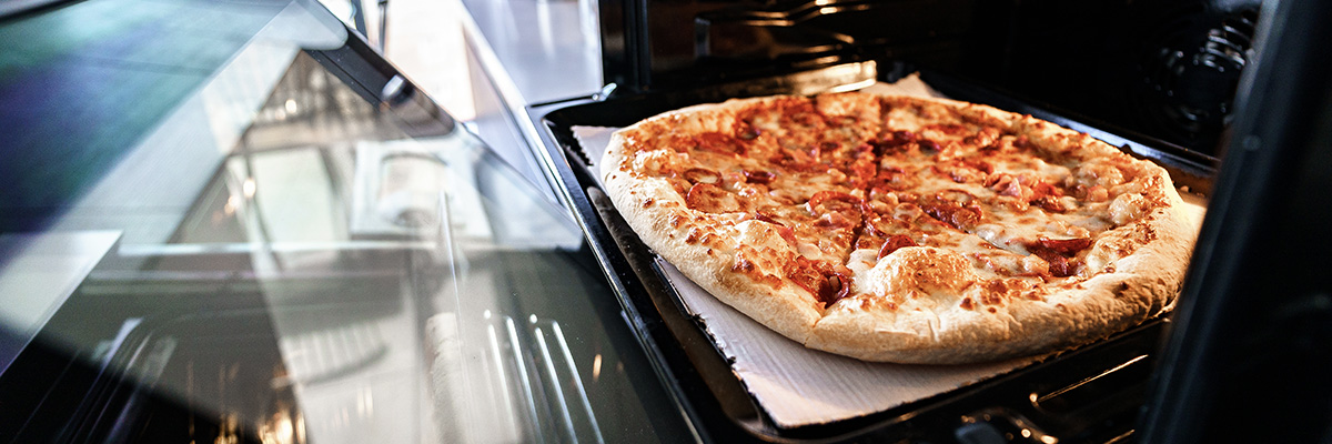 Tomaattipizza uunissa