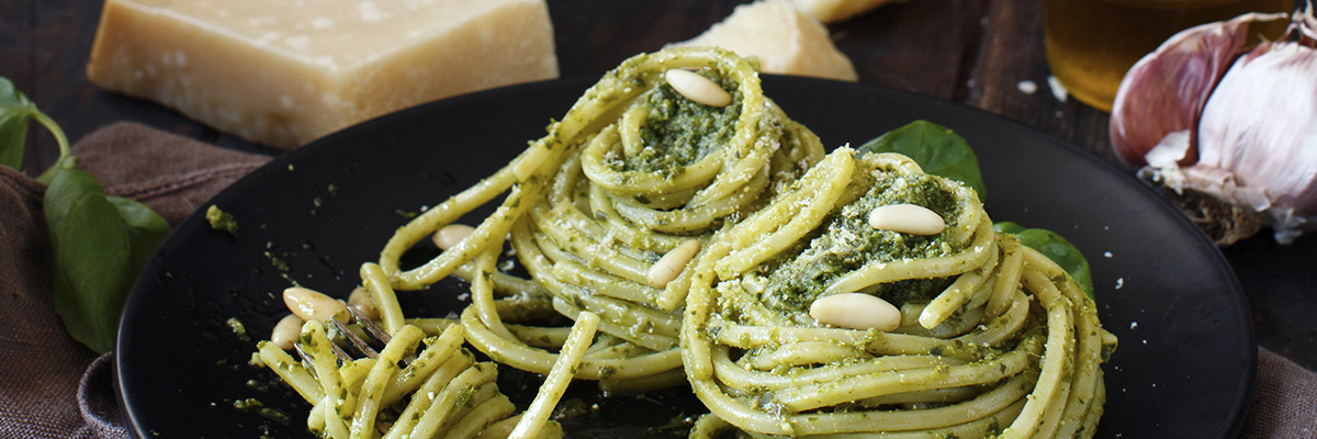 helppoa kotiruokaa, pestopasta pinjanisiemenillä ja parmesaanilla