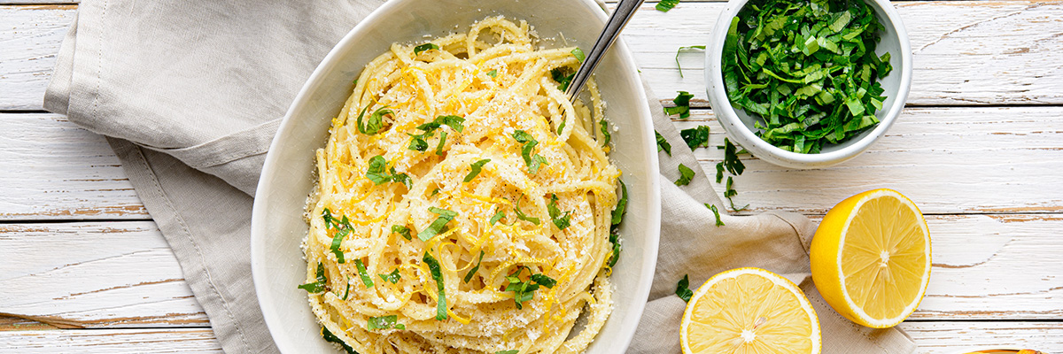 Sitruunapasta spagetista voi-sitruunakastikkeella raastetulla parmesaanilla päällystettynä
