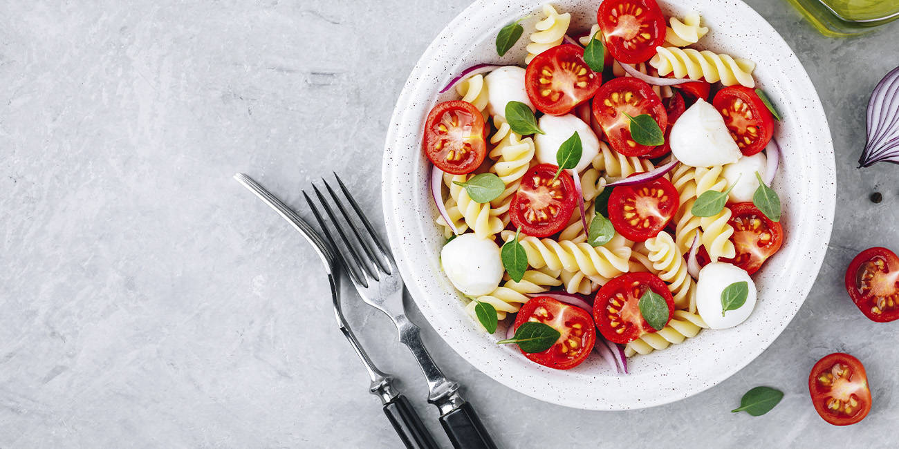 Tomaatti-mozzarella pastasalaatti